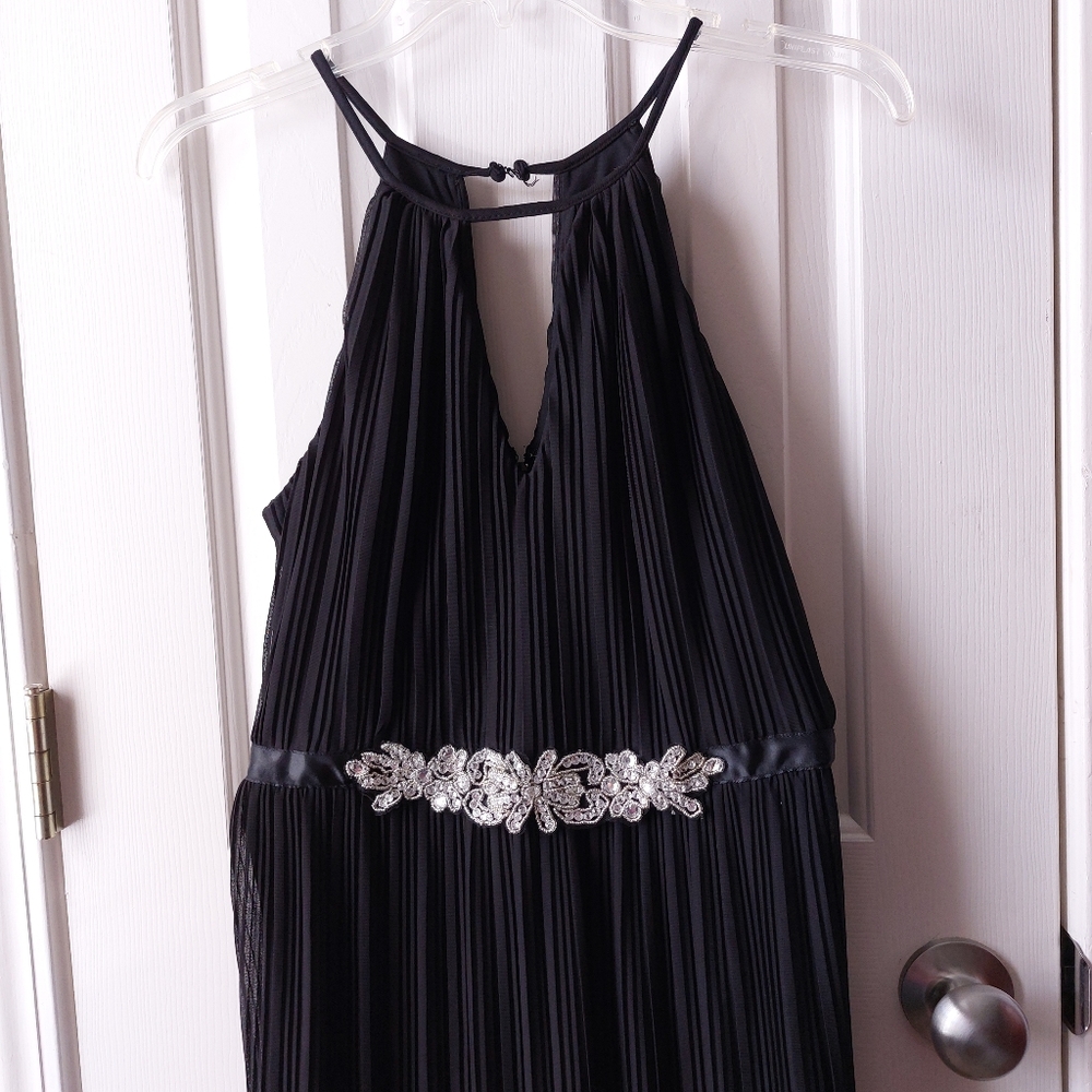 City Triangles - High Neck Keyhole Accordion Pleat Belted Formal Dress - Picture 5 of 13